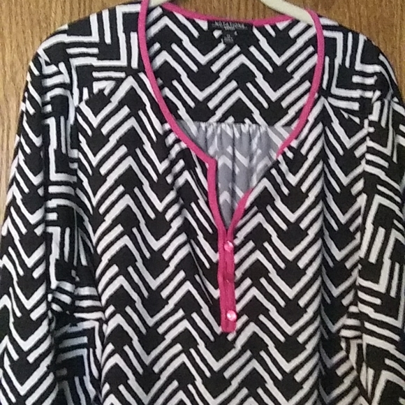 Women's Notations V Button Patterned Top - Picture 3 of 8